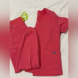 Figs scrub set in Coral